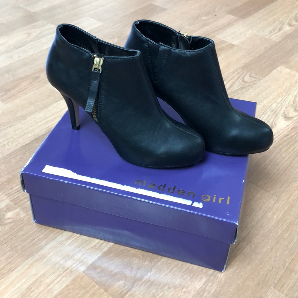 MADDEN GIRL New in box Booties in Black, sz 7
